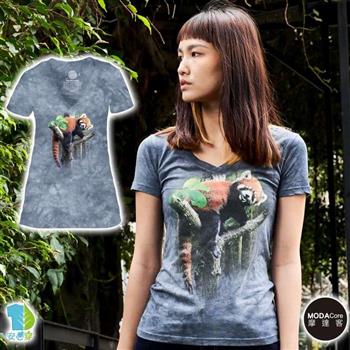 【摩達客】美國進口The Mountain －懶懶紅熊貓 V領藝術修身女版短袖T恤